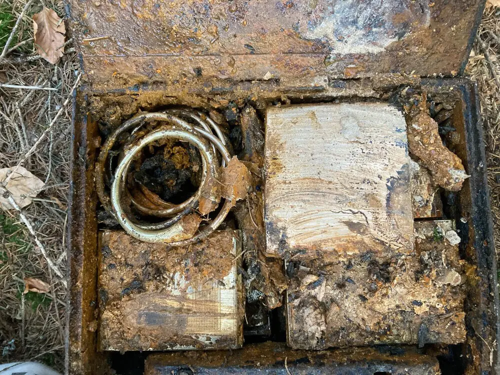 Окрім банки, повної золотих монет, туристи знайшли металеву скриньку із золотими виробами, зокрема табакерками та браслетами.